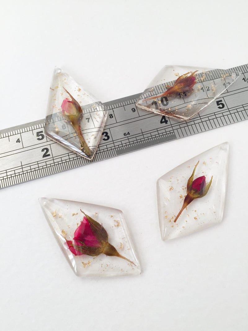 1 x Dried Rose Resin Pendant, 48x28mm (0991)