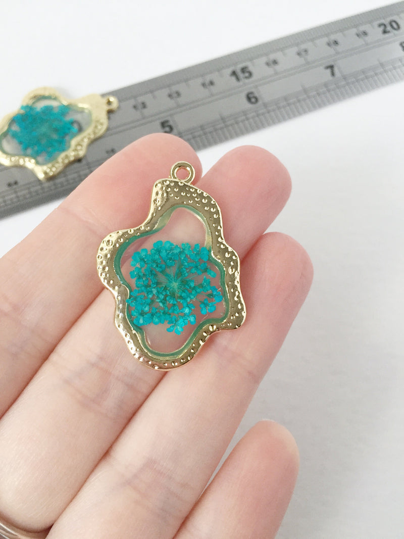 1 x Dried Flower in Resin Pendant, 35x26mm (1032)