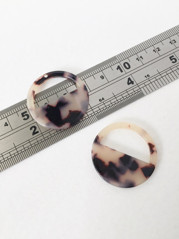 2 x Natural Tortoiseshell Effect Cut Out Round Pendants, 30mm (1549)