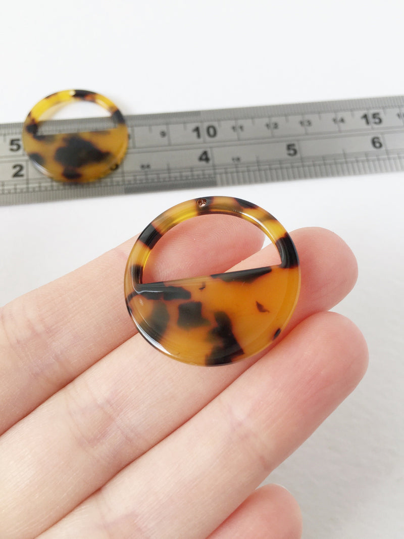 2 x Brown Tortoiseshell Cut Out Round Pendants, 30mm (1536)