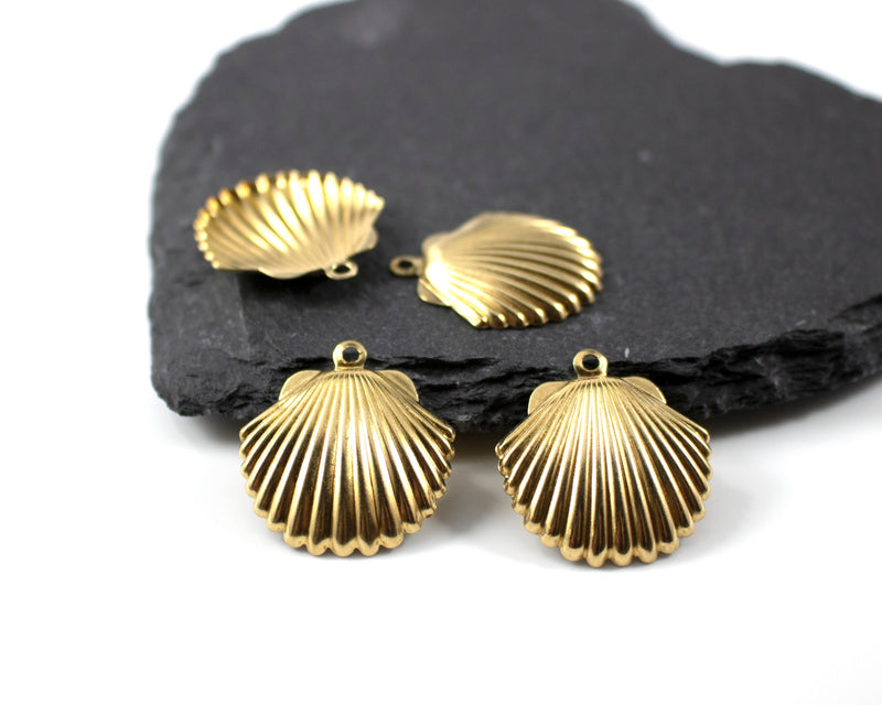 6 x Raw Brass Scallop Shell Charms, 24x22mm (C0364)