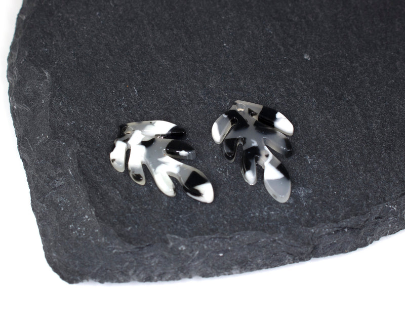 4 x Black And White Cellulose Acetate Leaf Pendants (C0574B)