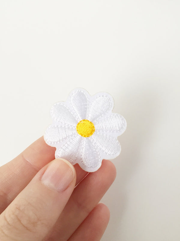 Embroidered Daisy Iron-on Patch, Embroidered White Daisy Badge