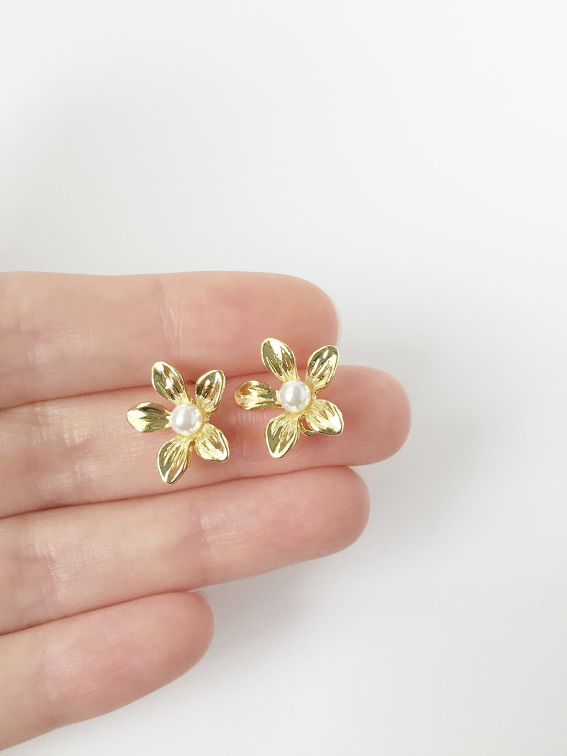 1 pair x Gold Pearl Flower Earring Stud with Loops (1895)