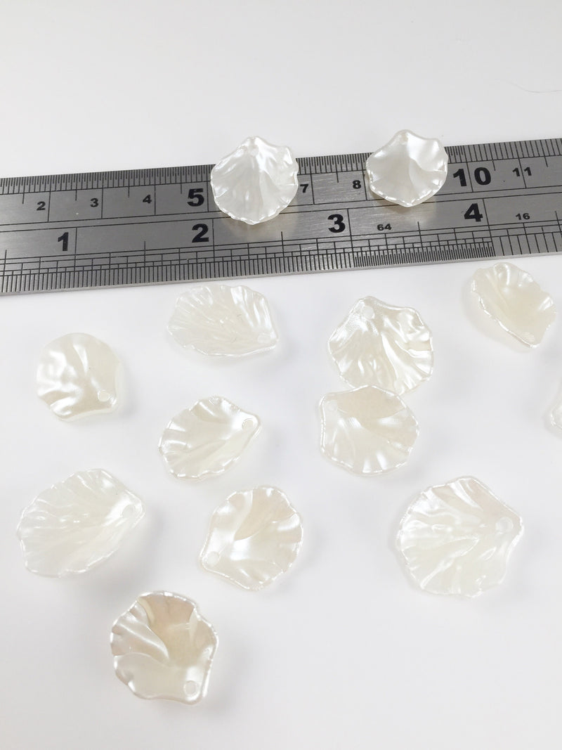 40 x Pearlised Ivory Flower Petal Beads (1863)