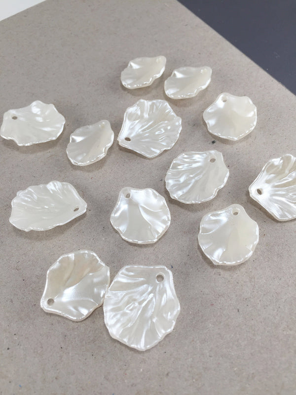 40 x Pearlised Ivory Flower Petal Beads (1863)