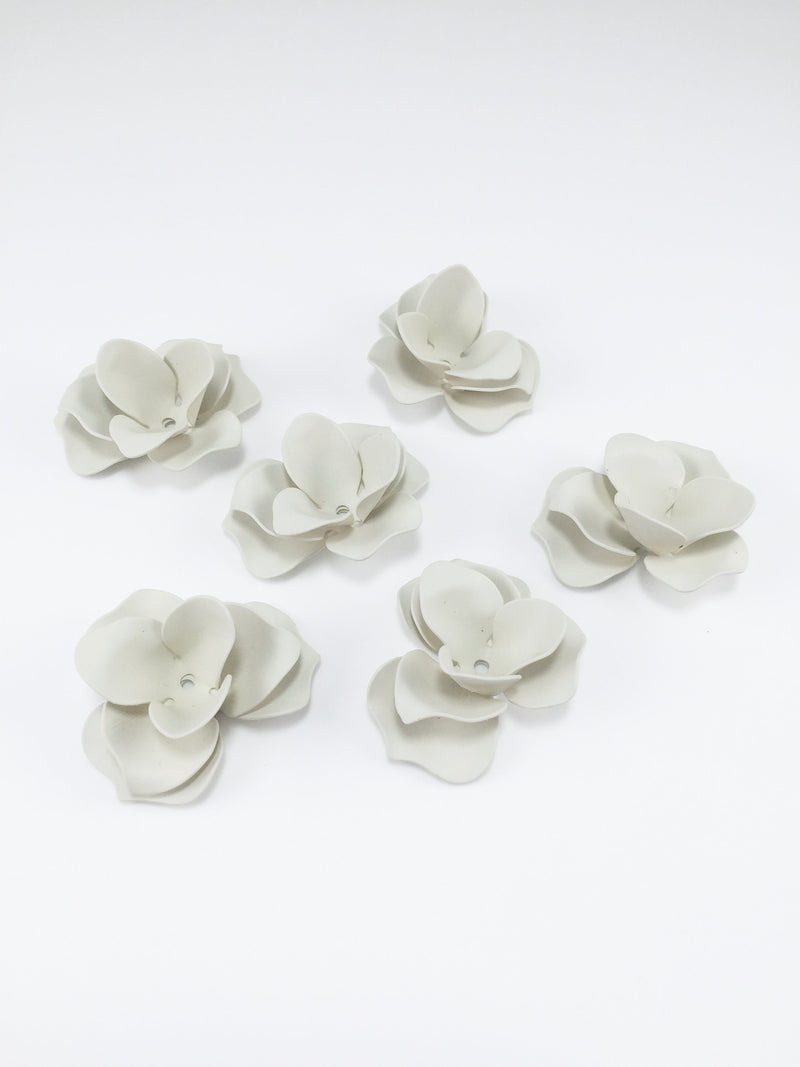 2 x Oyster White Rubberised Flower Beads, 29mm 3D Alabaster White Flowers (3150)