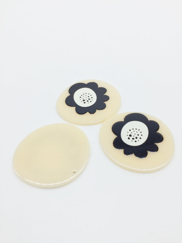 1 x Abstract Flower Pendant, 42x39mm Irregular Round Ivory Pendant (2322)