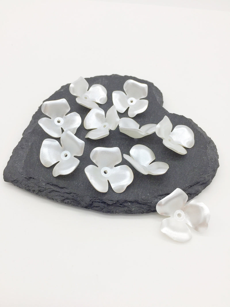 30 x Pearl White Acrylic Flower Beads, 22mm (1795)