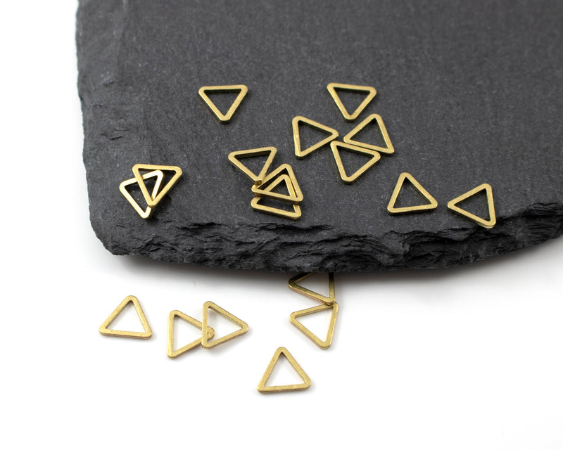 16 x Raw Brass Triangle Connectors, 8mm (C0298)