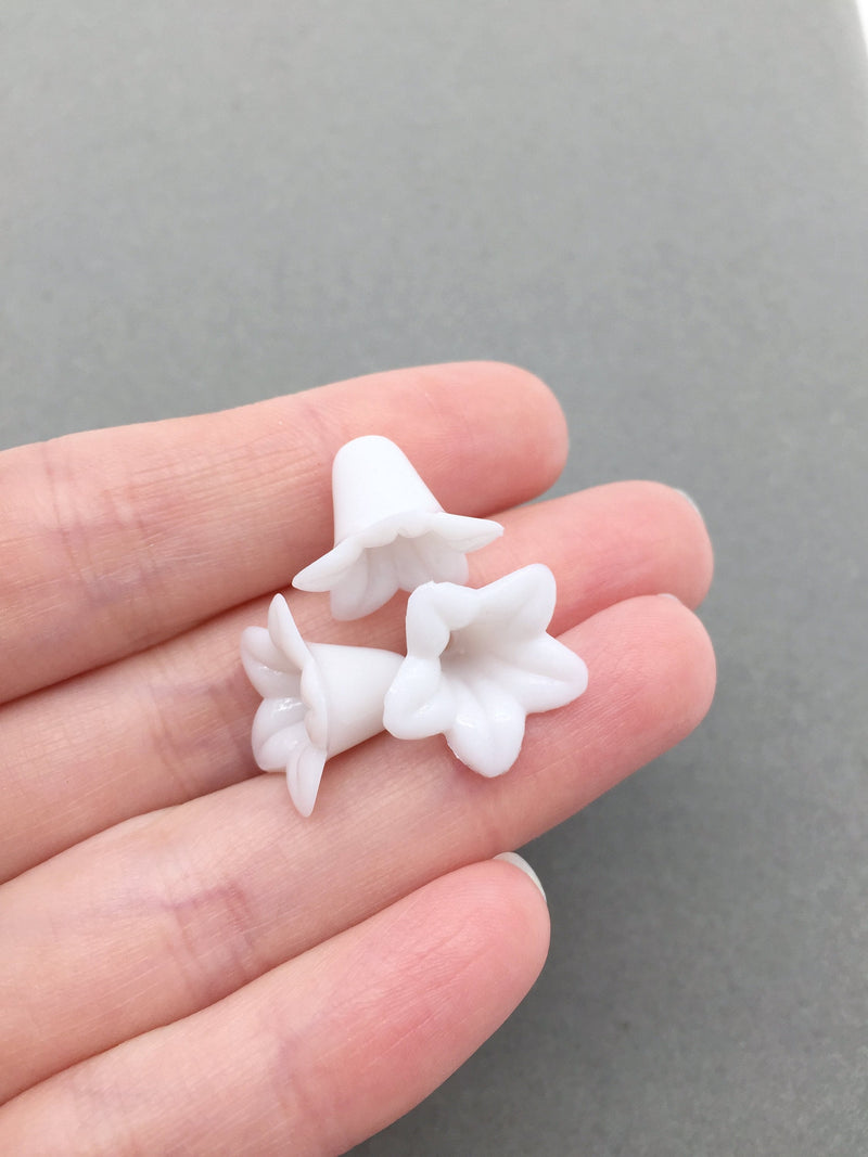 20 x Opaque White Trumpet Flower Beads, 13x18mm Lucite Flowers